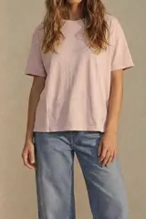 Remera verde claro de algodón peinado, corte oversize y mangas cortas.