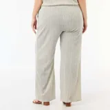 Pantalón ancho de punto crepé color blanco con diseño de rayas finas verticales, tiro alto y bolsillos laterales.