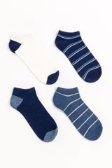 Pack de cuatro pares de medias soquete para hombre. Incluye un par blanco con puntera y talón azul marino, un par azul marino liso con puntera y talón azul claro, un par azul marino con rayas horizontales blancas y celestes, y un par azul con rayas horizontales blancas y grises. Todas contienen elastano para mayor comodidad.