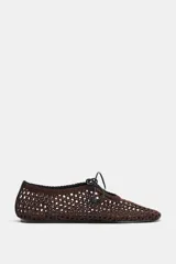 Zapato plano tipo bailarina marrón con diseño de calados en todo el cuerpo, terminación en punta cuadrada y cierre de lazo en la parte delantera.