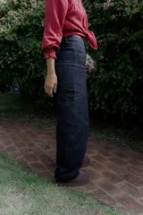 Pantalón jean wide leg de tiro medio, color azul oscuro, con costuras decorativas marcadas y diseño amplio de corte recto.