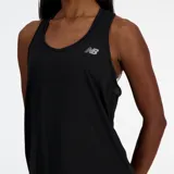 Musculosa deportiva negra con espalda estilo nadadora y logo reflectante de New Balance en el pecho.