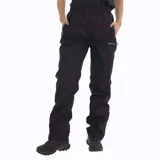 Pantalón impermeable Merrell negro, de corte recto y calce holgado. Cuenta con cintura elástica, bolsillos laterales con cierre y ajuste en los tobillos con cierre y broche.