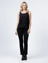 Blusa negra sin mangas de microtul con capas, marca Harper 241. Tiene hombros con broche de brillo y forro interno a tono.