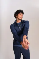 Buzo deportivo de cuello alto con cierre frontal parcial, manga larga y diseño entallado en tejido técnico de secado rápido.