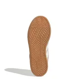 Championes Adidas Grand Court Alpha de estilo urbano, confeccionados en gamuza sintética color rosado suave (taupe). Presentan las icónicas tres tiras laterales en un tono más claro, cierre de cordones al tono y suela de goma con entresuela Cloudfoam para mayor amortiguación.