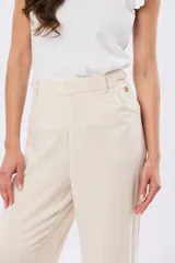 Pantalón de lino y viscosa color beige, de pierna amplia, corte recto y media cintura elastizada con presillas.