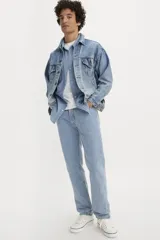 Jean Levi's 501 de hombre, color azul claro, de corte recto, tiro alto y bragueta de botones.