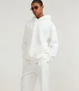 Pantalón jogger negro de algodón y poliéster, con cintura elástica y cordón ajustable. Presenta bolsillos laterales y puños ajustados en los tobillos.