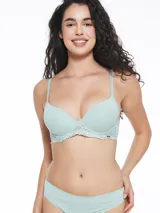 Soutien armado de color verde claro, con aros y breteles ajustables. Presenta detalles de encaje floral en el contorno inferior de las copas y en los laterales de la base.