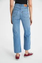 Jeans Levi's modelo Ribcage Straight Ankle de tiro extra alto, corte recto y largo al tobillo. Confeccionados en denim de algodón con cierre de botones en la bragueta.