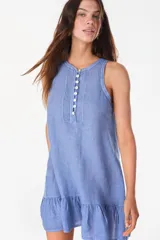 Vestido corto lila de lino, sin mangas, con escote redondo, cartera de botones de nácar en el frente y volado fruncido en el ruedo.