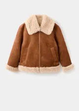Chaqueta de efecto ante color marrón con forro y cuello de borreguito en tono crema. Presenta cierre frontal con cremallera, diseño recto y dos bolsillos laterales.