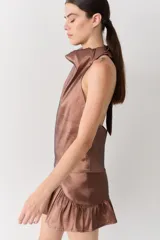 Top halter color marrón brillante, con cuello alto drapeado y espalda media baja.