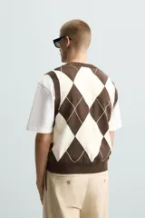 Chaleco de punto con cuello en V, diseño de rombos en marrón, beige y rosa.