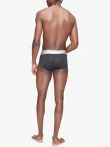 Pack de tres slips negros de microfibra reciclada, con cintura elástica plateada con el logo de Calvin Klein.