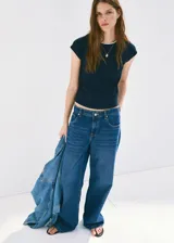 Jeans tiro medio color azul clásico, de corte recto y diseño de cinco bolsillos con trabillas para cinturón.