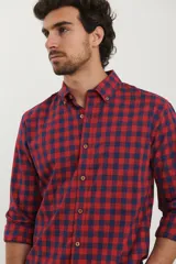 Camisa a cuadros marrón y blanco, de manga larga y corte clásico.