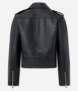 Campera estilo biker de poliuretano, con cierre frontal asimétrico, cuello con solapas y cremalleras en los puños. Presenta un diseño entallado con acabado liso.