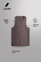 Musculosa deportiva Zara Athleticz de tejido ligero y elástico con paneles laterales de malla transpirable. Presenta cuello redondo, sisas amplias y bajo con aberturas laterales.