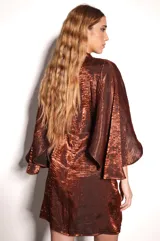 Vestido corto tipo kimono color bronce, con mangas amplias y lazo ajustable en la cintura.
