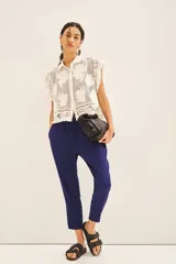 Pantalon estilo babucha color negro, con cintura elastizada y cordón de ajuste, bolsillos diagonales frontales y puños en los tobillos.