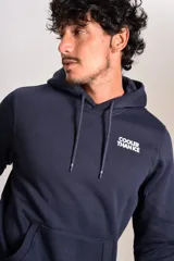 Hoodie azul marino con capucha y cordones ajustables. Presenta un estampado pequeño en el pecho con la frase 'COOLER THAN ICE' en color blanco y un bolsillo frontal tipo canguro.