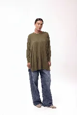 Sweater de tejido de punto con silueta amplia y largo medio. Presenta cuello redondo, mangas largas con puños acanalados, bolsillos frontales y detalle de botones decorativos en el lateral inferior.