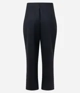 Pantalón de vestir negro de corte recto y ajuste entallado. Presenta una cintura estructurada con un adorno metálico decorativo en el centro y bolsillos laterales. Confeccionado en una mezcla de poliéster, viscosa y elastano.