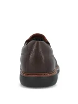 Zapato tipo mocasín de cuero vacuno con textura granulada, diseño sin cordones y suela de goma EVA flexible. Cuenta con costuras reforzadas en el contorno y forro interior combinado.