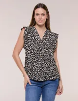 Blusa holgada de viscosa liviana con estampado animal print tipo leopardo, escote en V y mangas casquillo con volados en los hombros.