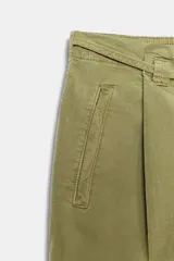 Pantalón jogger ZW Collection confeccionado en mezcla de algodón, color verde militar. Cuenta con tiro medio, cintura con trabillas y cordón ajustable, bolsillos laterales ocultos, rodilleras reforzadas y botones a presión en los tobillos para ajustar la botamanga.