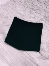 Short pollera negro de tela crepe.