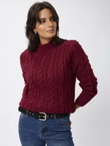 Sweater de tejido grueso con textura trenzada, cuello alto y mangas largas.