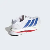 Championes de running Adidas Adizero Boston 13, color blanco con las icónicas tres tiras en azul degradado y detalles en rojo en la entresuela. Diseñados con tecnología Lightstrike Pro para mayor amortiguación y retorno de energía.
