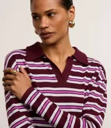 Blusa polo de manga larga con rayas horizontales en tonos borgoña y blanco.