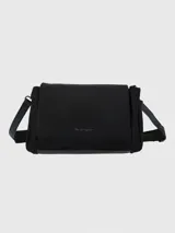 Cartera tipo bandolera Hush Puppies de color negro, con solapa frontal y cierre. Presenta una correa ajustable con el logo de la marca y detalles metálicos.