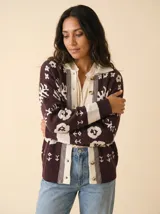 Cardigan de punto color cacao con estampado de flores en color crema, cuello tipo polo, cierre frontal con botones y puños acanalados.