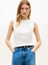Musculosa blanca de Tommy Hilfiger con corte slim, confeccionada en viscosa elástica con textura acanalada. Presenta cuello barco y el logo de la marca bordado en el pecho.