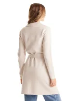 Chaqueta de punto color beige con frente abierto, cuello con solapa, mangas largas y bolsillos frontales. Incluye un lazo para ajustar en la cintura.