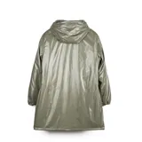 Campera impermeable de corte regular, color verde oliva con acabado brillante. Cuenta con capucha fija, cierre frontal completo y bolsillos laterales abiertos. El interior está forrado en piel sintética para mayor abrigo.