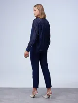 Blusa de gasa laminada color azul marino, marca Zac & Rachel. Cuello a la base y abertura central con botones. Incluye musculosa interna.