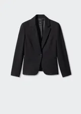 Blazer negro entallado de punto roma con solapas de muesca, hombros estructurados, abertura posterior y dos bolsillos de ribete delanteros.