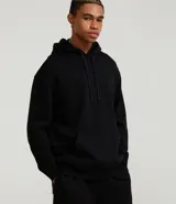 Hoodie negro de corte relaxed, con capucha ajustable con cordón y bolsillo canguro frontal.