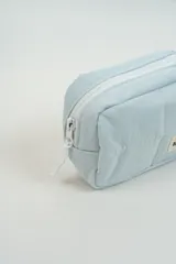 Neceser pequeño de color amarillo claro, con diseño acolchado y cierre superior blanco. Incluye una etiqueta con el logo de la marca Indian en el frente.