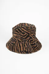 Gorro tipo bucket con estampado animal print en tonos marrón y negro.