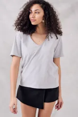 Remera gris de algodón con cuello en V y mangas cortas.