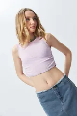 Top cropped color lila sin mangas y cuello a la base, con frunces en ambos laterales.
