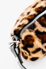 Bolso de hombro marrón con estampado de leopardo, confeccionado en piel sintética. Tiene correa corta de cuero sintético negro y cadena plateada.