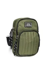 Bandolera porta celular color verde militar, con correa de cinta negra regulable. Presenta un bolsillo frontal con cierre y diseño acolchado con pespuntes verticales.